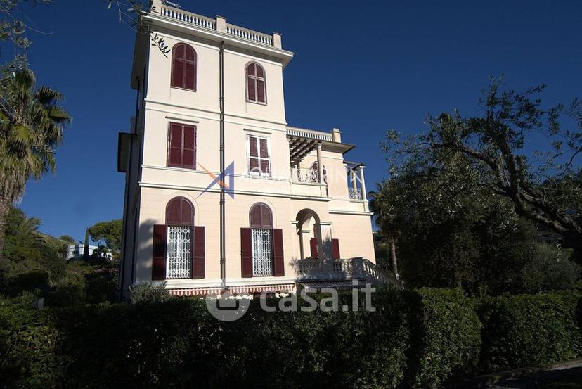 Élégant trilocale dans villa d’époque avec parc et piscine — Bordighera