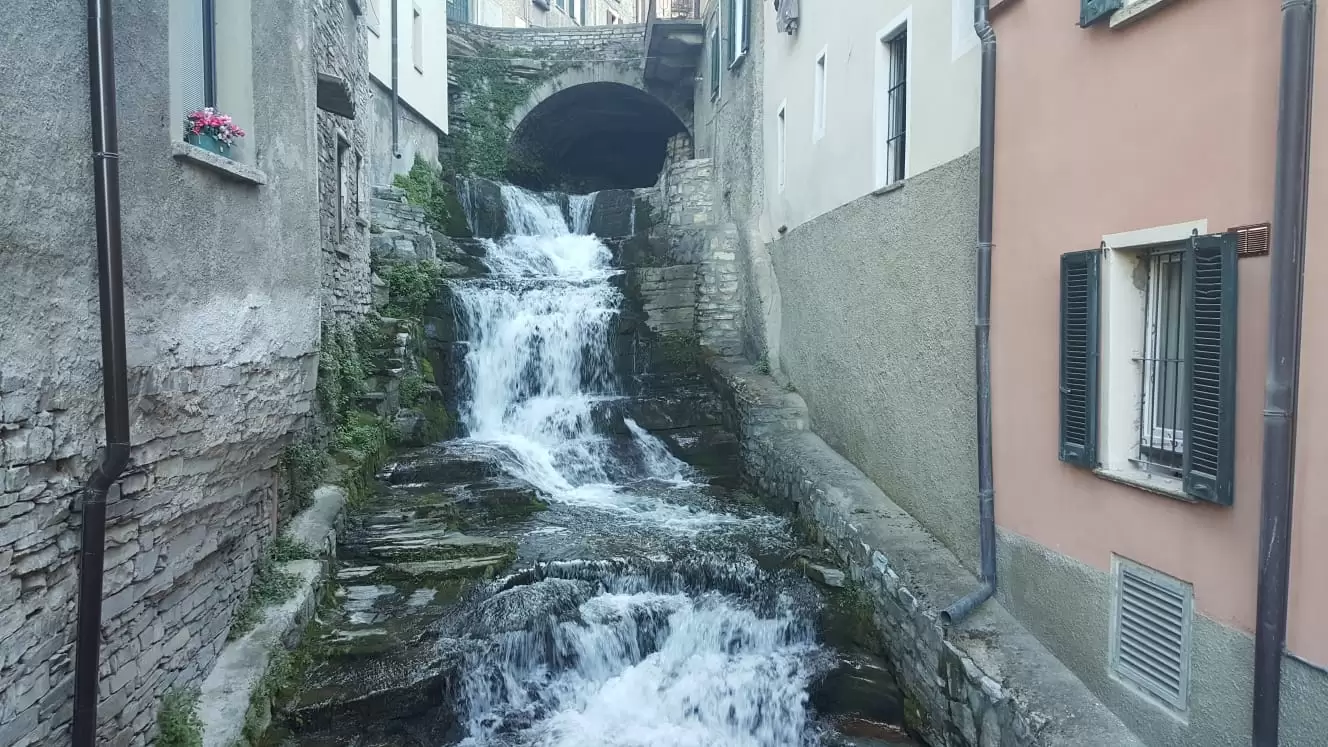 fleuve sur le lac de Como