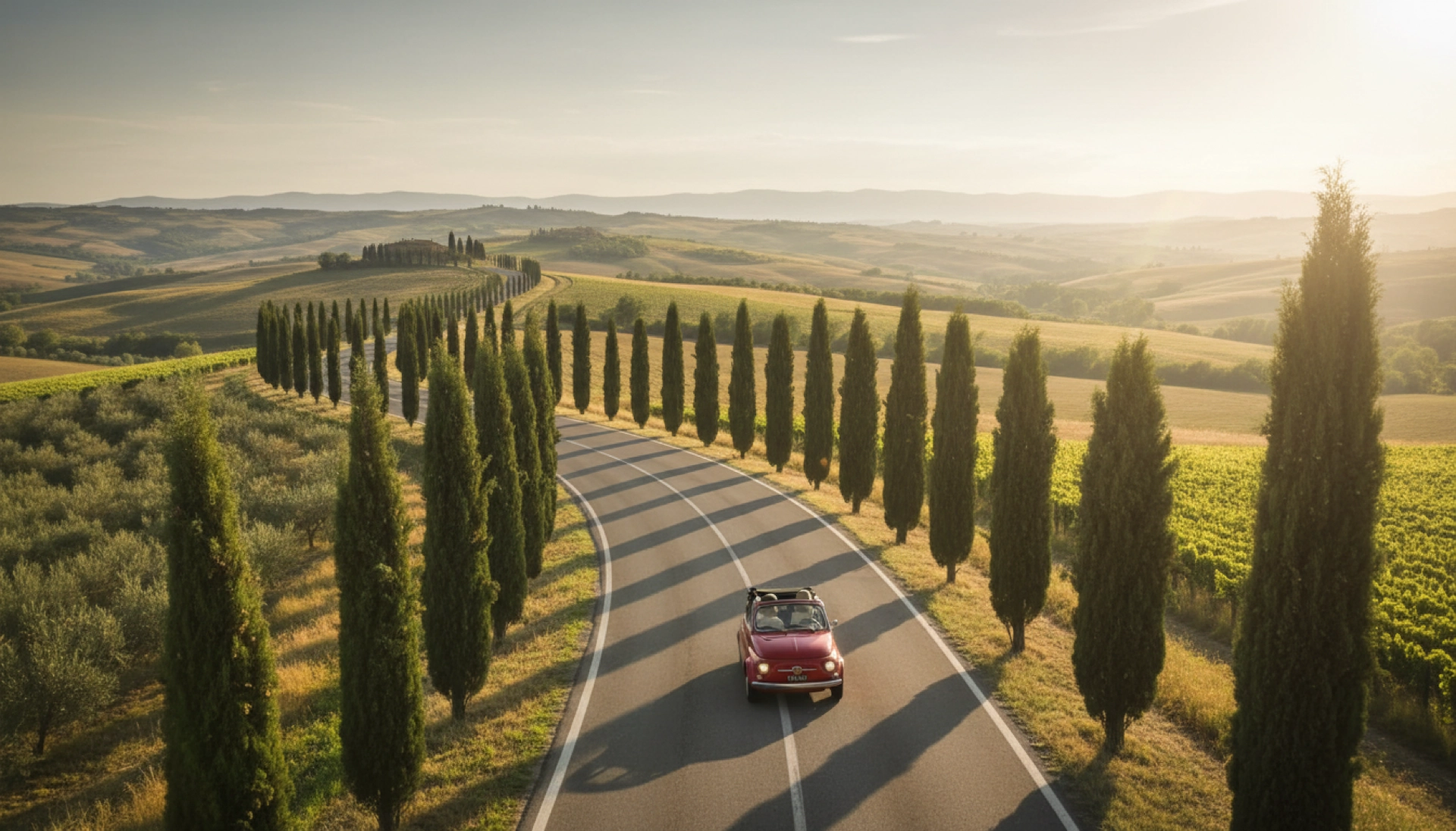 Elena au volant sur une route de campagne italienne avec son permis de conduire italien - expatriée française en Italie